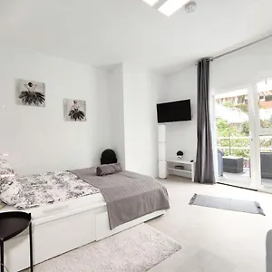 Fantastico With Balcony, Terrace, Air Conditioning And Free Parking, Ideal For Couples And Solo Travelers Apartment